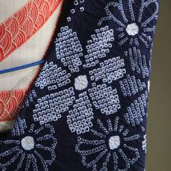 ◇現代 有松鳴海絞　浴衣◇【濃紺】計算された小菊の配置が美しい　モアトール袖長め裄72ｃｍ　木綿浴衣　 3枚目の画像