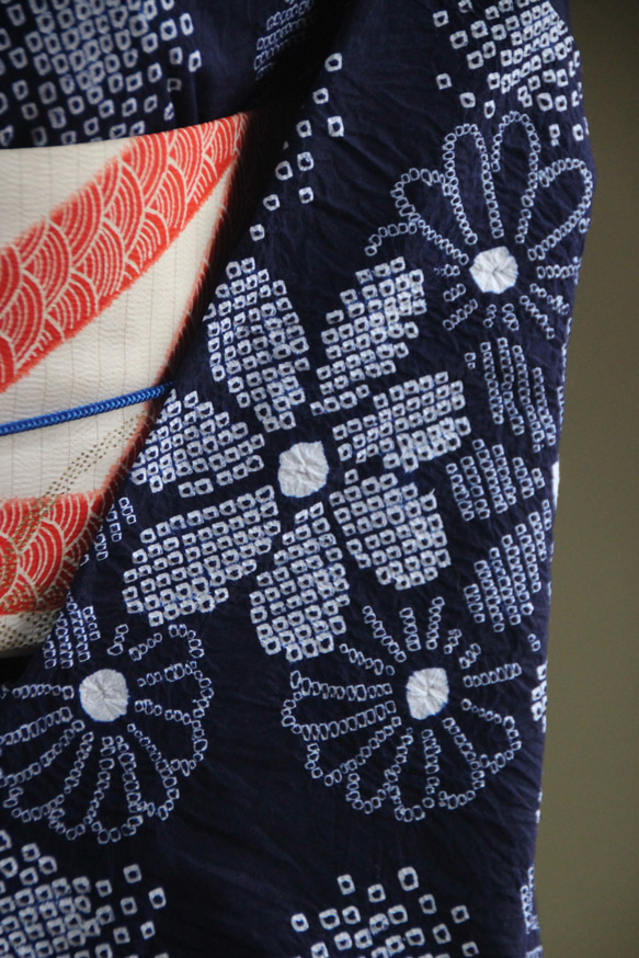 ◇現代 有松鳴海絞　浴衣◇【濃紺】計算された小菊の配置が美しい　モアトール袖長め裄72ｃｍ　木綿浴衣　 3枚目の画像
