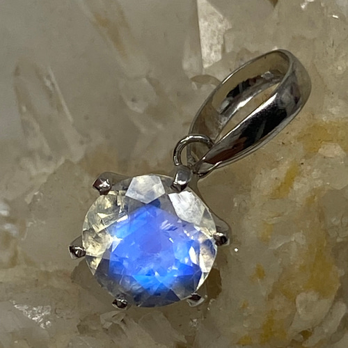 Pt900 ラブラドライト ダイヤモンドのペンダント