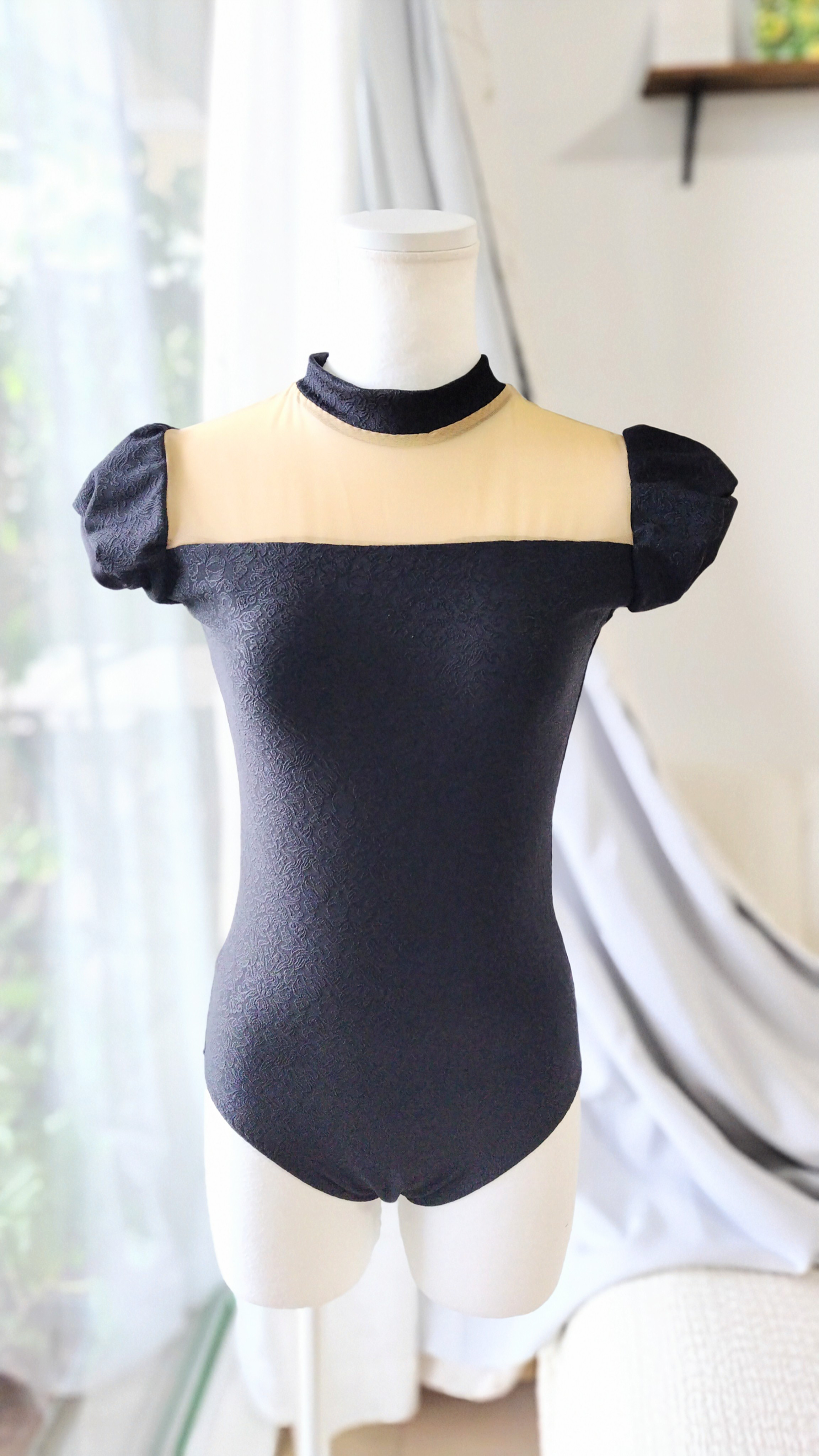 【受注販売】　刺繍がされたような生地の黒のレオタード　タートルネックがチョーカーのように見えます