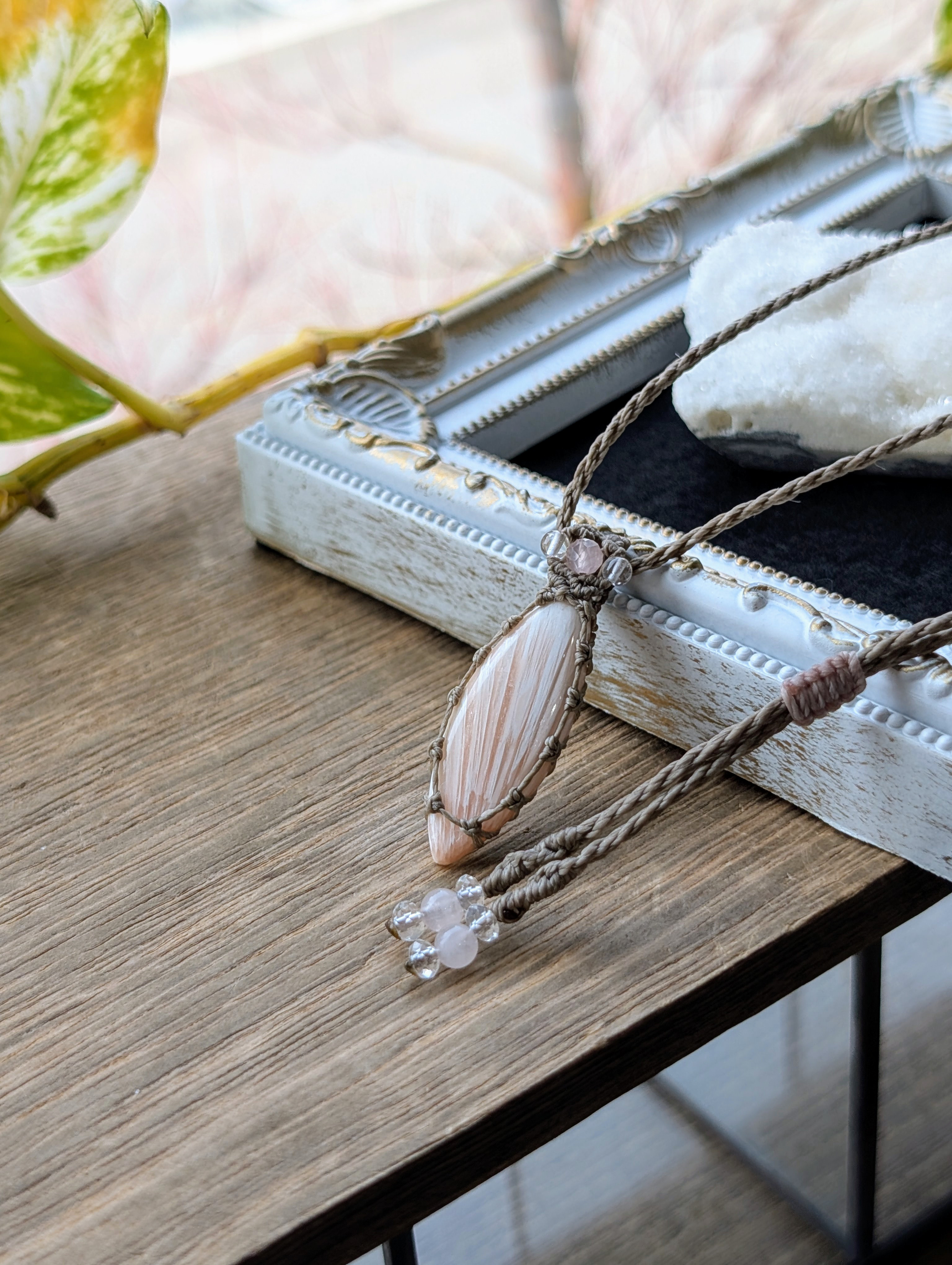 ☆小さめ☆スコレサイト・ゼオライト(ピンクカラー)☆マクラメ編みネックレス 316・マクラメネックレス 5,360円