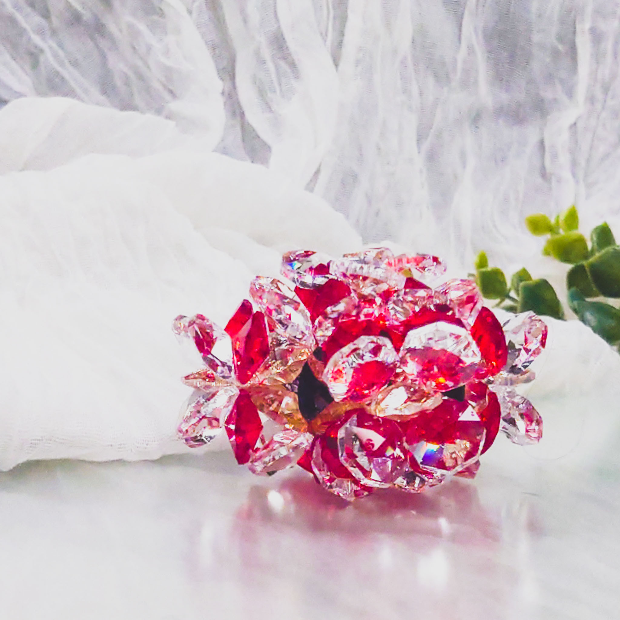 SN24C1016-04 アスフォー社製クリスタル使用　透明なお花の宝石箱のようなサンキャッチャー　置き型◆レッド１