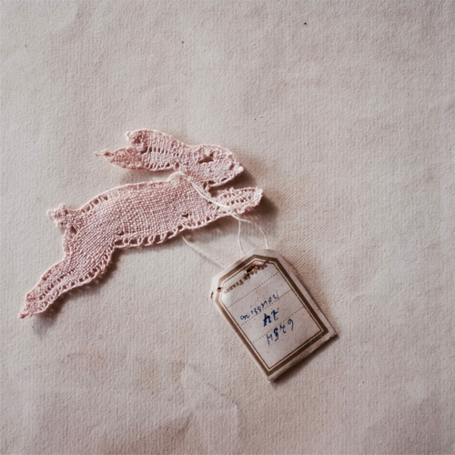 1930s France リネン 古薔薇色のウサギとボビンレースアップリケ