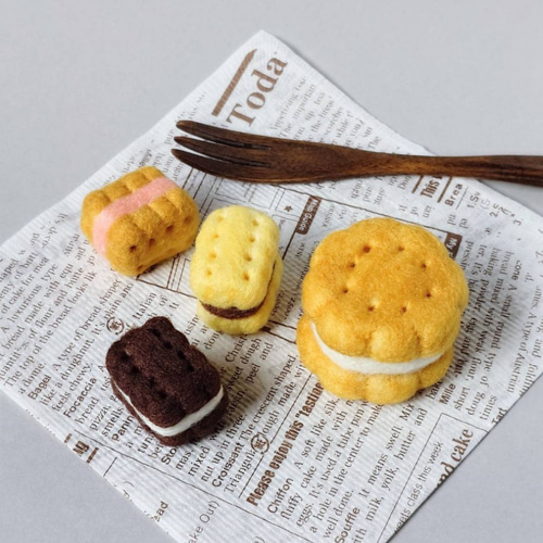 羊毛フェルト生地のポーチ ポーチにひと粒♪ミニビスケットサンド 羊毛フェルト 羊毛フェルト も