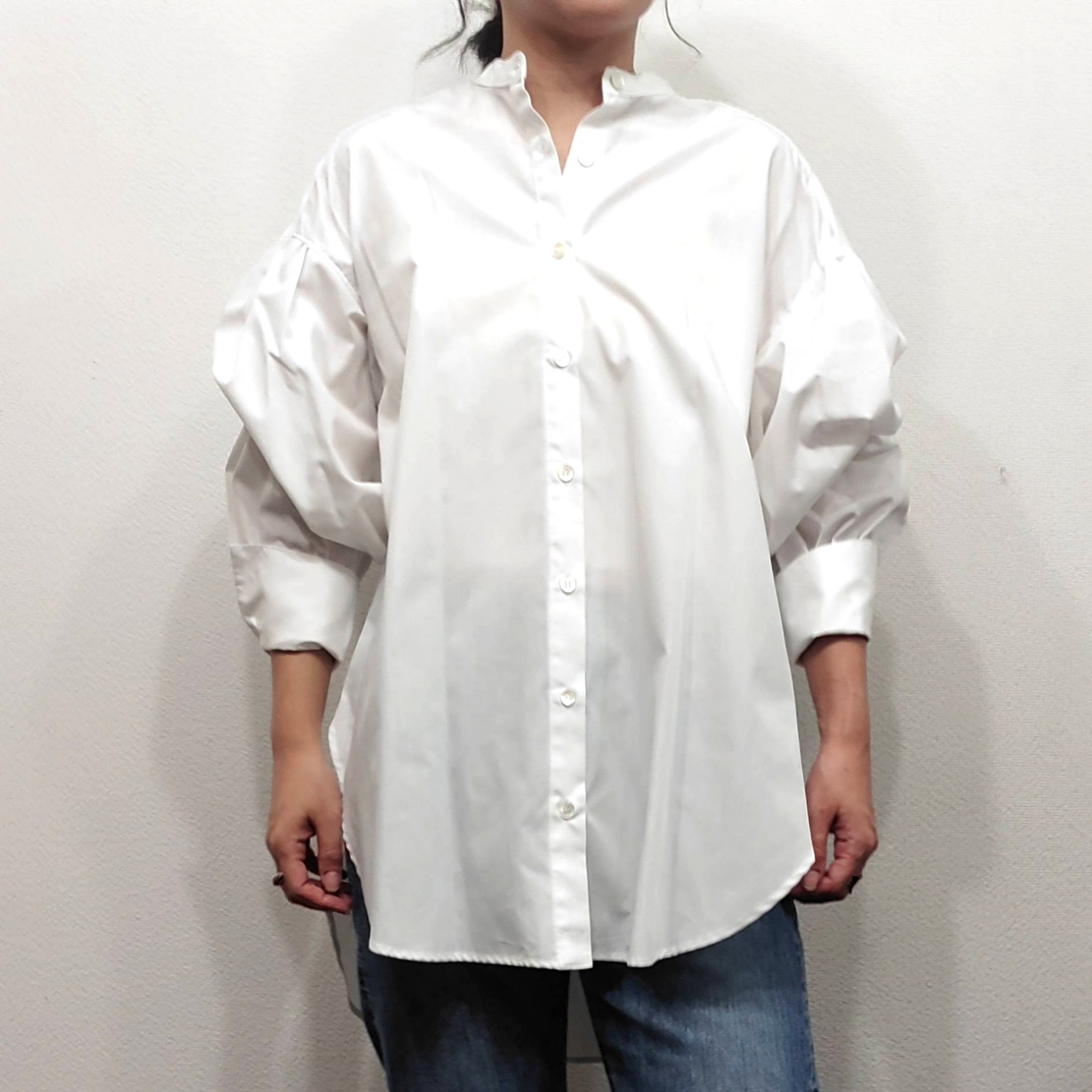 【袖ボリュームバンドカラーブラウス】2色から選べる　羽織り　ドルマン　イジーケア　体型カバー　ホワイト　ブラック　日本製