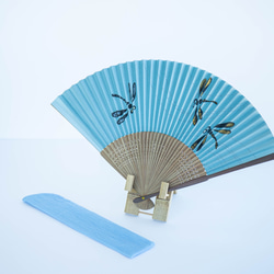 高島扇骨を用いた扇子　「トンボ～水色～」　蜻蛉柄(とんぼ柄)・水色 1枚目の画像