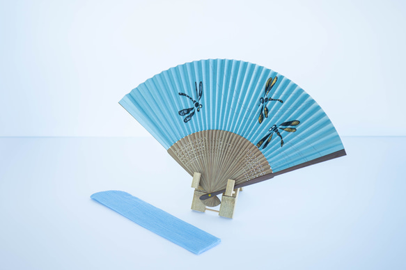 高島扇骨を用いた扇子　「トンボ～水色～」　蜻蛉柄(とんぼ柄)・水色 1枚目の画像