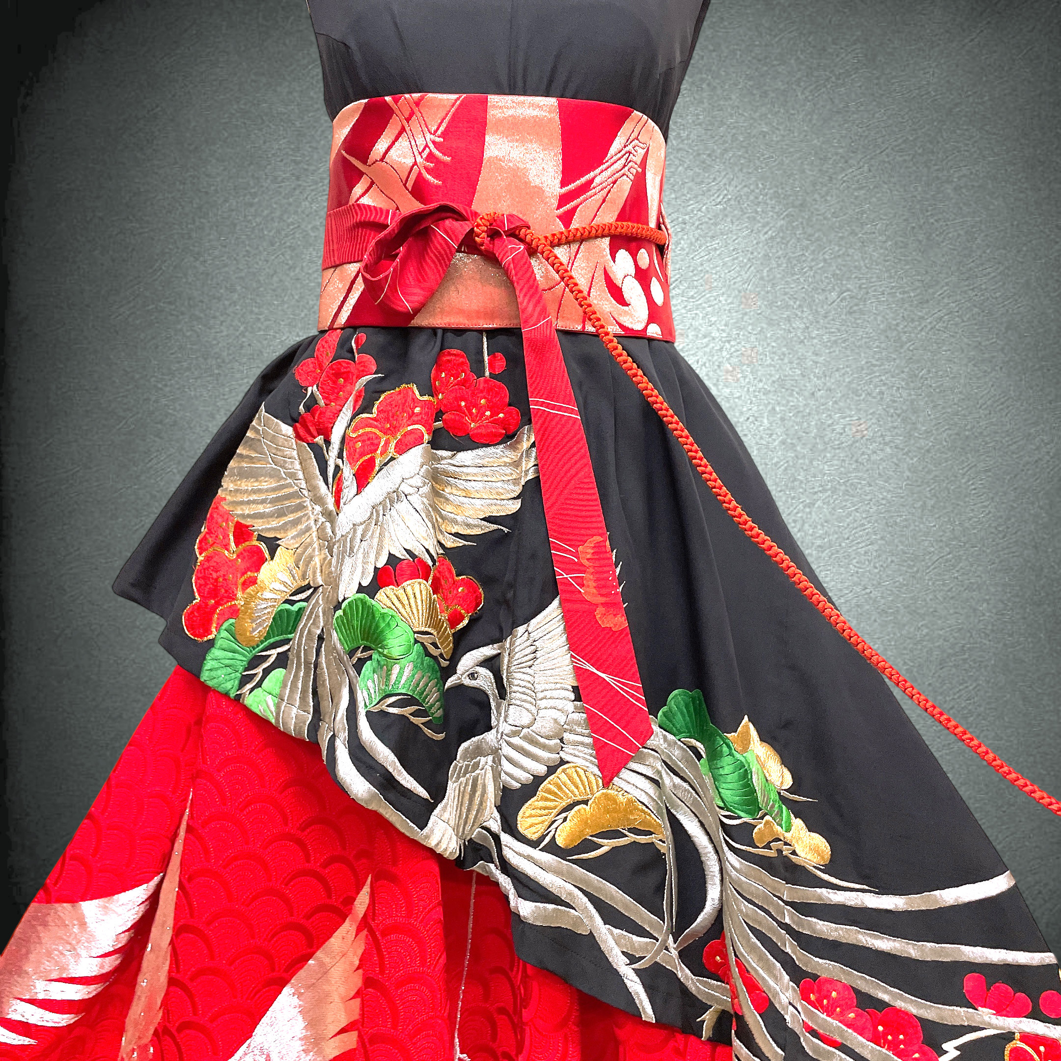 黒赤 鳳凰紋様 刺繍  圧巻の優美さ！留袖 2段フレアーワンピース フォーマル 着物リメイク L〜LL (N70301)