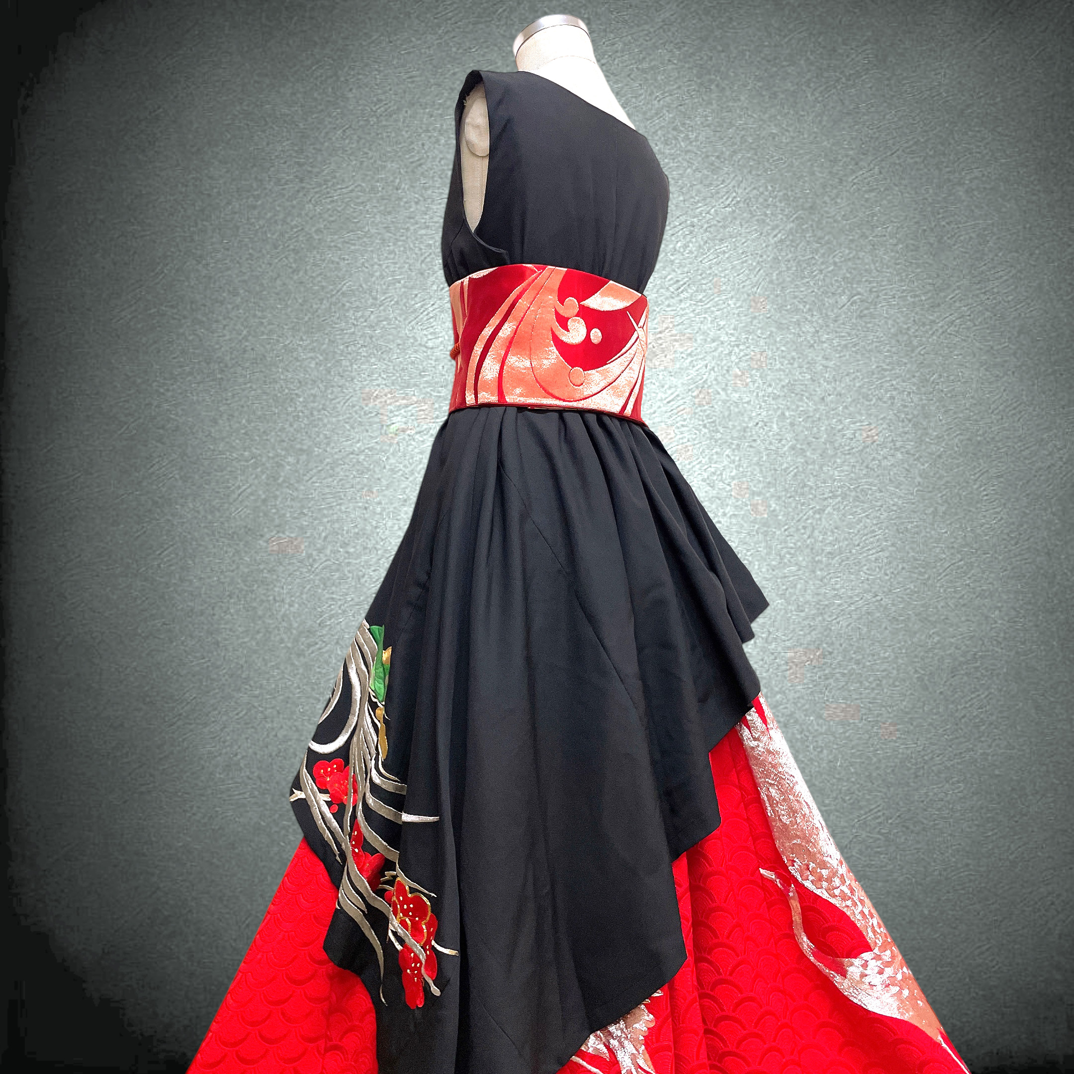 黒赤 鳳凰紋様 刺繍  圧巻の優美さ！留袖 2段フレアーワンピース フォーマル 着物リメイク L〜LL (N70301)