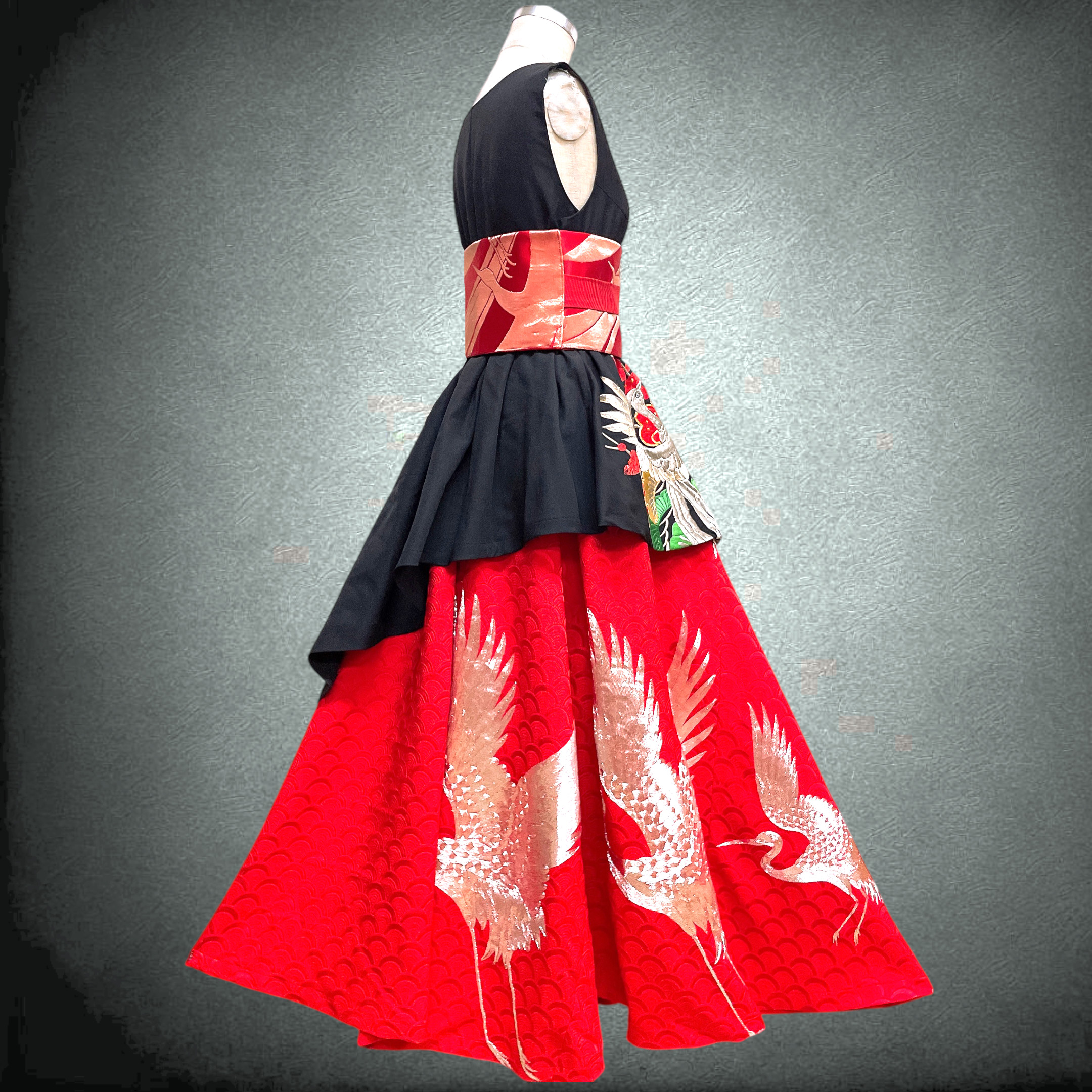 黒赤 鳳凰紋様 刺繍  圧巻の優美さ！留袖 2段フレアーワンピース フォーマル 着物リメイク L〜LL (N70301)