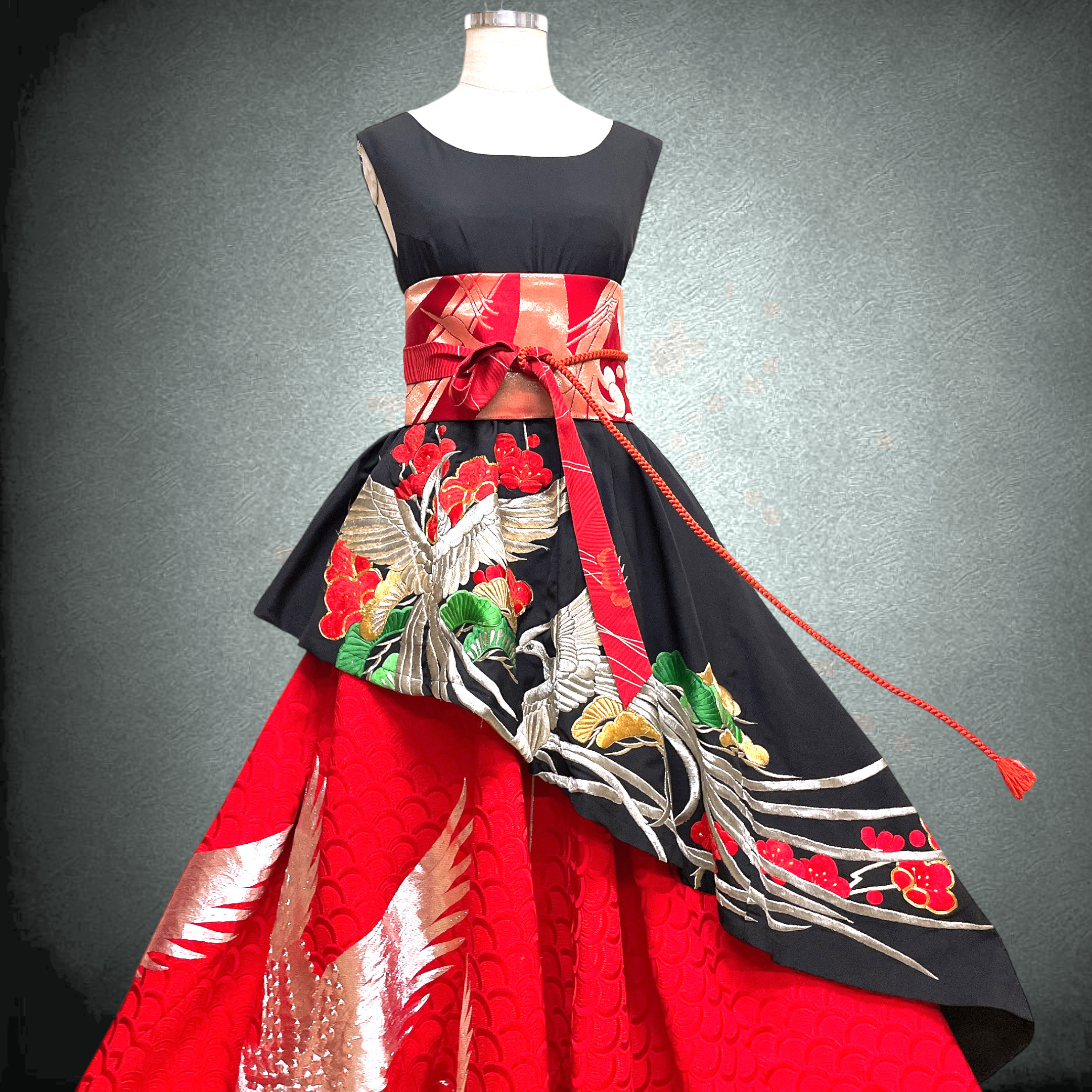 黒赤 鳳凰紋様 刺繍  圧巻の優美さ！留袖 2段フレアーワンピース フォーマル 着物リメイク L〜LL (N70301)