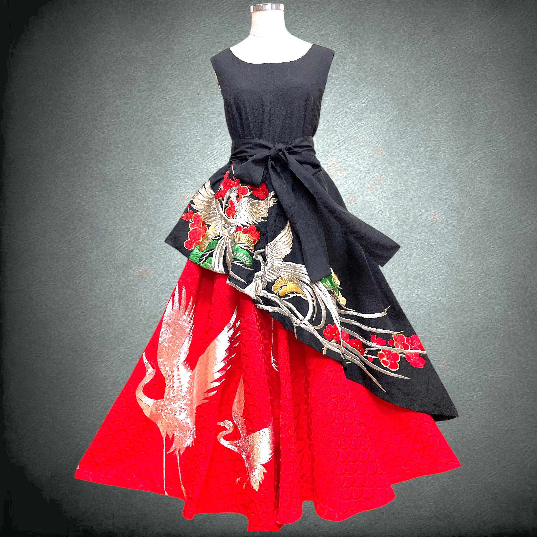 黒赤 鳳凰紋様 刺繍  圧巻の優美さ！留袖 2段フレアーワンピース フォーマル 着物リメイク L〜LL (N70301)