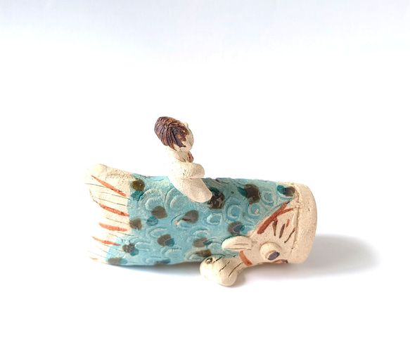 元気で笑顔の金太郎さんと鯉のぼり　　金太郎鯉遊び　置物　陶器 3枚目の画像