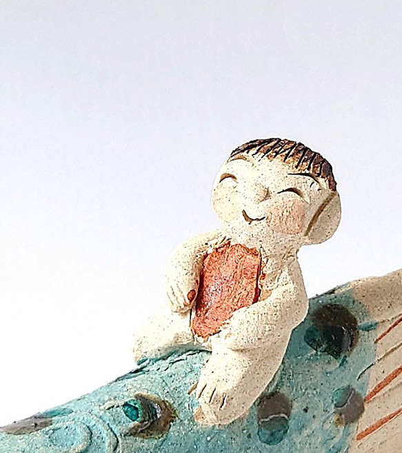 元気で笑顔の金太郎さんと鯉のぼり　　金太郎鯉遊び　置物　陶器 5枚目の画像