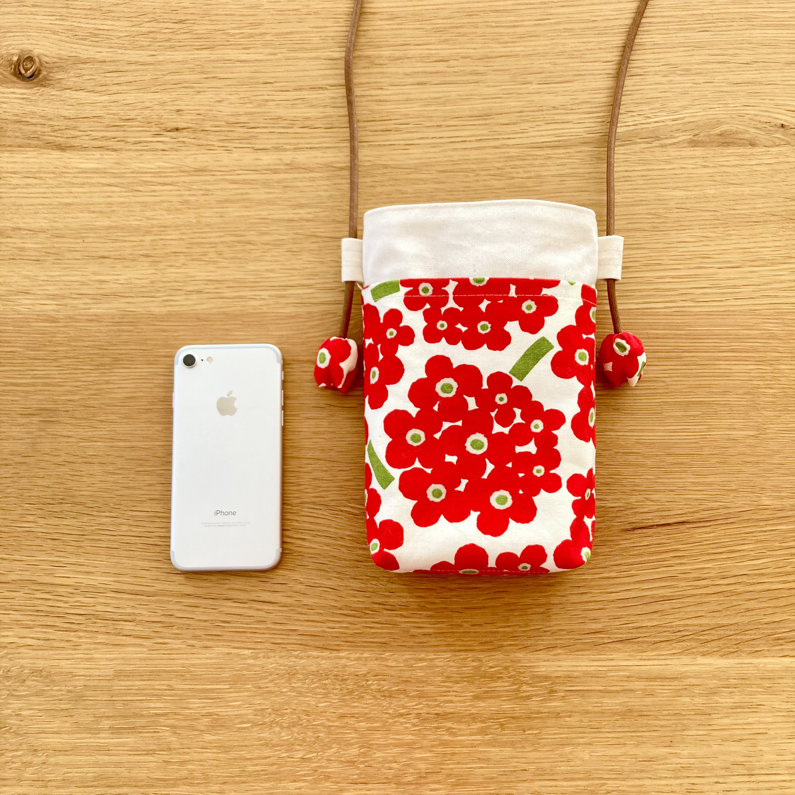 ちょっと大きめＬサイズ⭐️アナベル柄　布製スマホポシェット【ナチュラル✖️レッド】旅行やお散歩のおともに