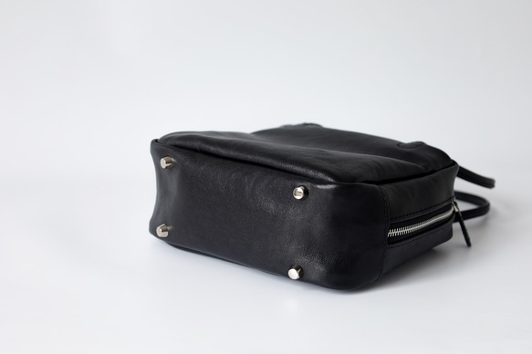 柔軟鞣製皮革迷你方形手提包 | 設計優雅，方便攜帶 第14張的照片