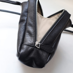 柔軟鞣製皮革迷你方形手提包 | 設計優雅，方便攜帶 第9張的照片