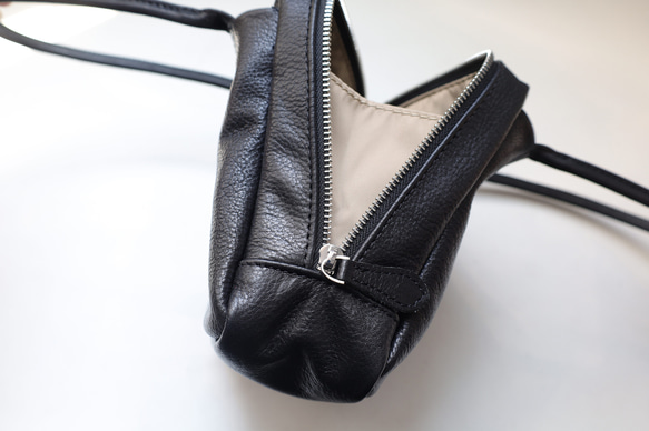 柔軟鞣製皮革迷你方形手提包 | 設計優雅，方便攜帶 第9張的照片