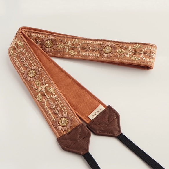 【アーチフラワー】テラコッタ　カメラストラップ　インド刺繍　帆布　可愛い　おしゃれ　エスニック　くすみカラー　オレンジ 4枚目の画像