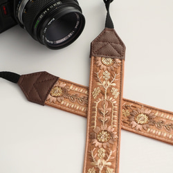 【アーチフラワー】テラコッタ　カメラストラップ　インド刺繍　帆布　可愛い　おしゃれ　エスニック　くすみカラー　オレンジ 2枚目の画像