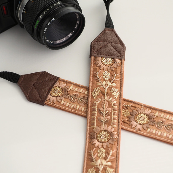 【アーチフラワー】テラコッタ　カメラストラップ　インド刺繍　帆布　可愛い　おしゃれ　エスニック　くすみカラー　オレンジ 2枚目の画像