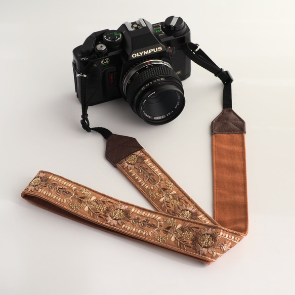 【アーチフラワー】テラコッタ　カメラストラップ　インド刺繍　帆布　可愛い　おしゃれ　エスニック　くすみカラー　オレンジ 1枚目の画像