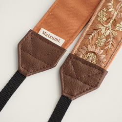 【アーチフラワー】テラコッタ　カメラストラップ　インド刺繍　帆布　可愛い　おしゃれ　エスニック　くすみカラー　オレンジ 5枚目の画像