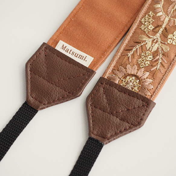 【アーチフラワー】テラコッタ　カメラストラップ　インド刺繍　帆布　可愛い　おしゃれ　エスニック　くすみカラー　オレンジ 5枚目の画像