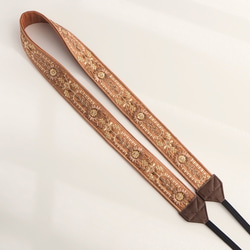 【アーチフラワー】テラコッタ　カメラストラップ　インド刺繍　帆布　可愛い　おしゃれ　エスニック　くすみカラー　オレンジ 3枚目の画像