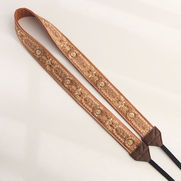 【アーチフラワー】テラコッタ　カメラストラップ　インド刺繍　帆布　可愛い　おしゃれ　エスニック　くすみカラー　オレンジ 3枚目の画像