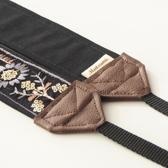 【アーチフラワー】インド刺繍　カメラストラップ　ブラック　帆布　フェイクレザー　太幅 4枚目の画像