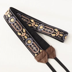 【アーチフラワー】インド刺繍　カメラストラップ　ブラック　帆布　フェイクレザー　太幅 3枚目の画像