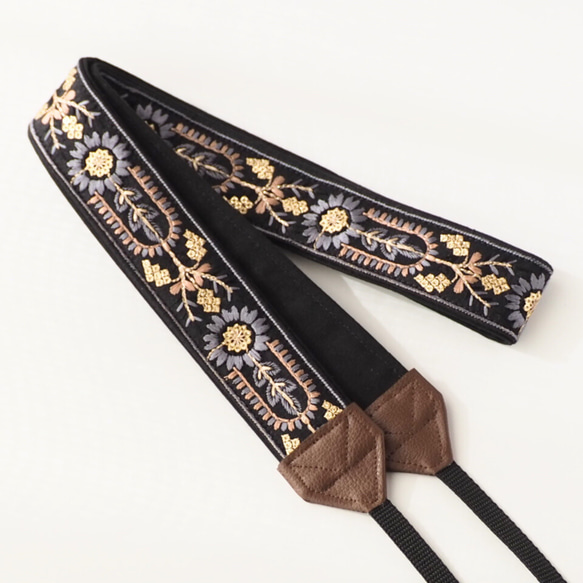 【アーチフラワー】インド刺繍　カメラストラップ　ブラック　帆布　フェイクレザー　太幅 3枚目の画像