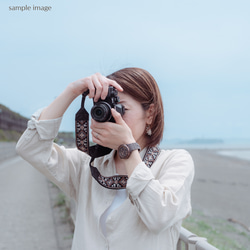 【アーチフラワー】インド刺繍　カメラストラップ　ブラック　帆布　フェイクレザー　太幅 11枚目の画像