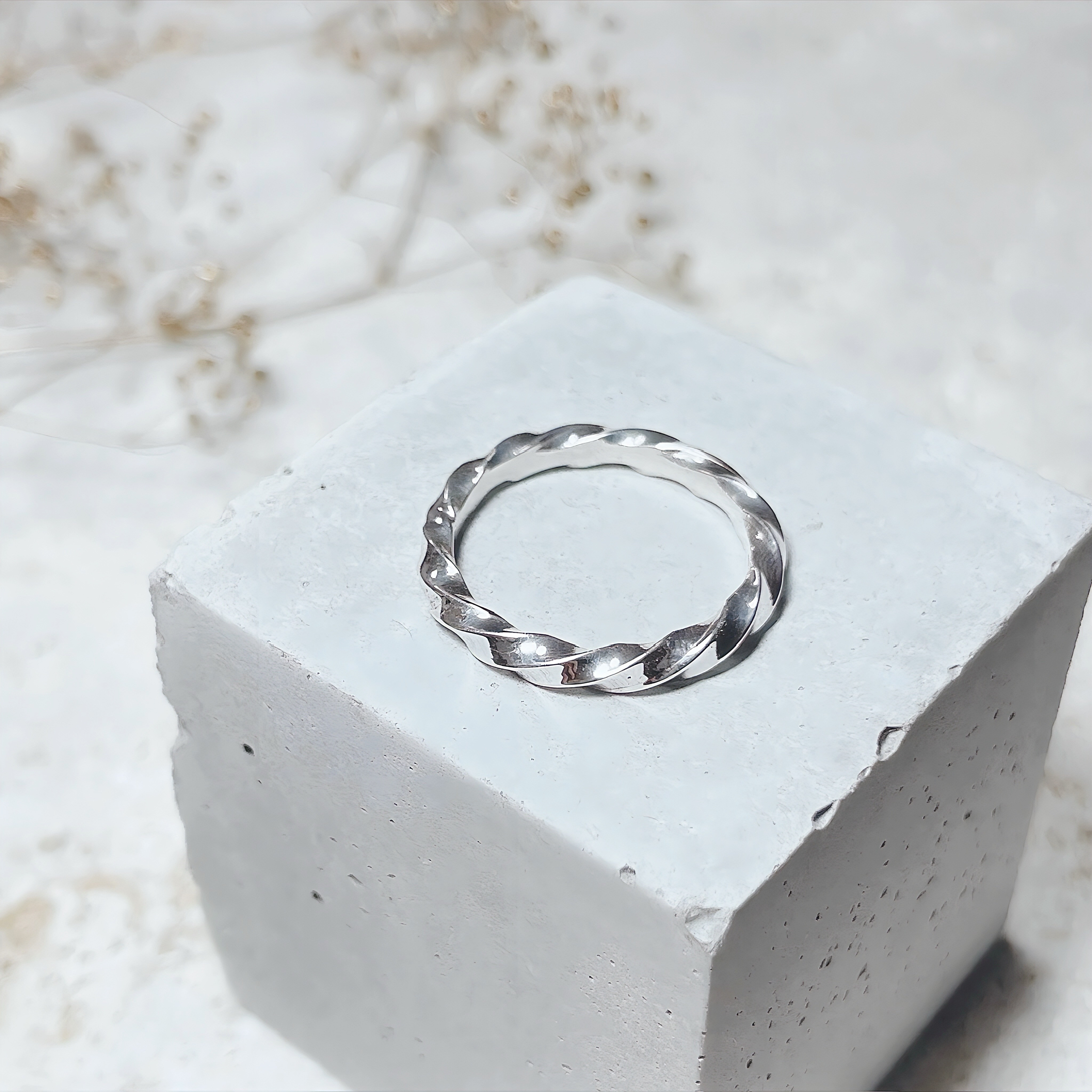 Twist ring（上品な輝き／ユニセックス）