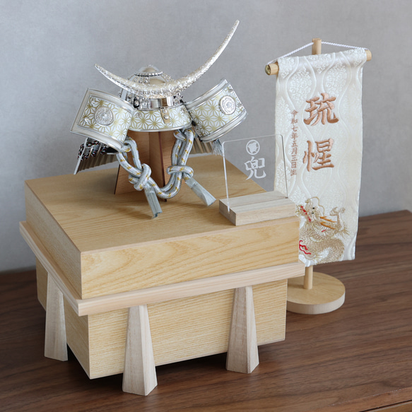 再販【白龍】鯉飾り付き　兜　節句　こどもの日　名前旗セット　兜飾り　コンパクト 白龍】鯉飾り付き 兜 節句 こどもの日 名前旗セット 兜飾り コンパクト