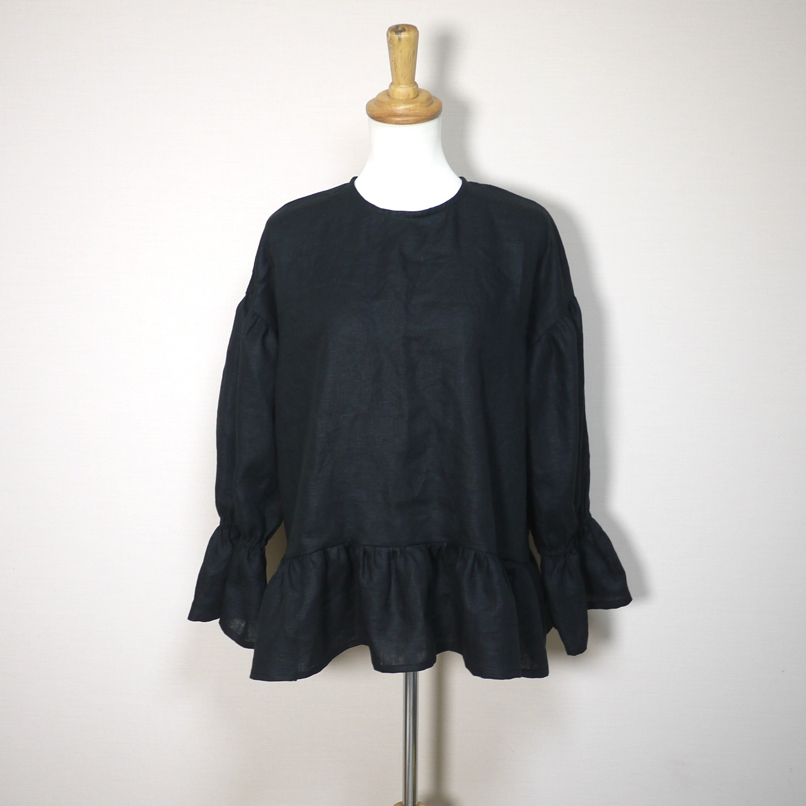 カラーリネン◆アンダーフリルのキャンディブラウス◆黒◆フリーサイズ（中厚、リネン100％）