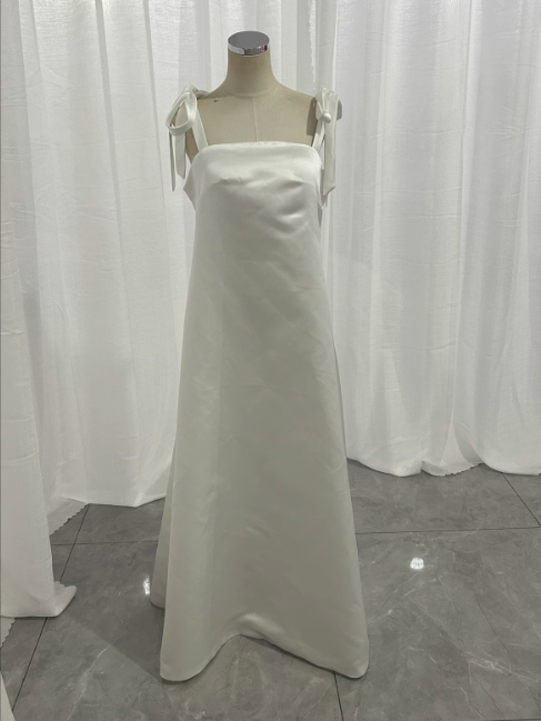 上品！キャミソール  オフホワイト    ウエディングドレス　　挙式/前撮り/花嫁/結婚式/披露宴