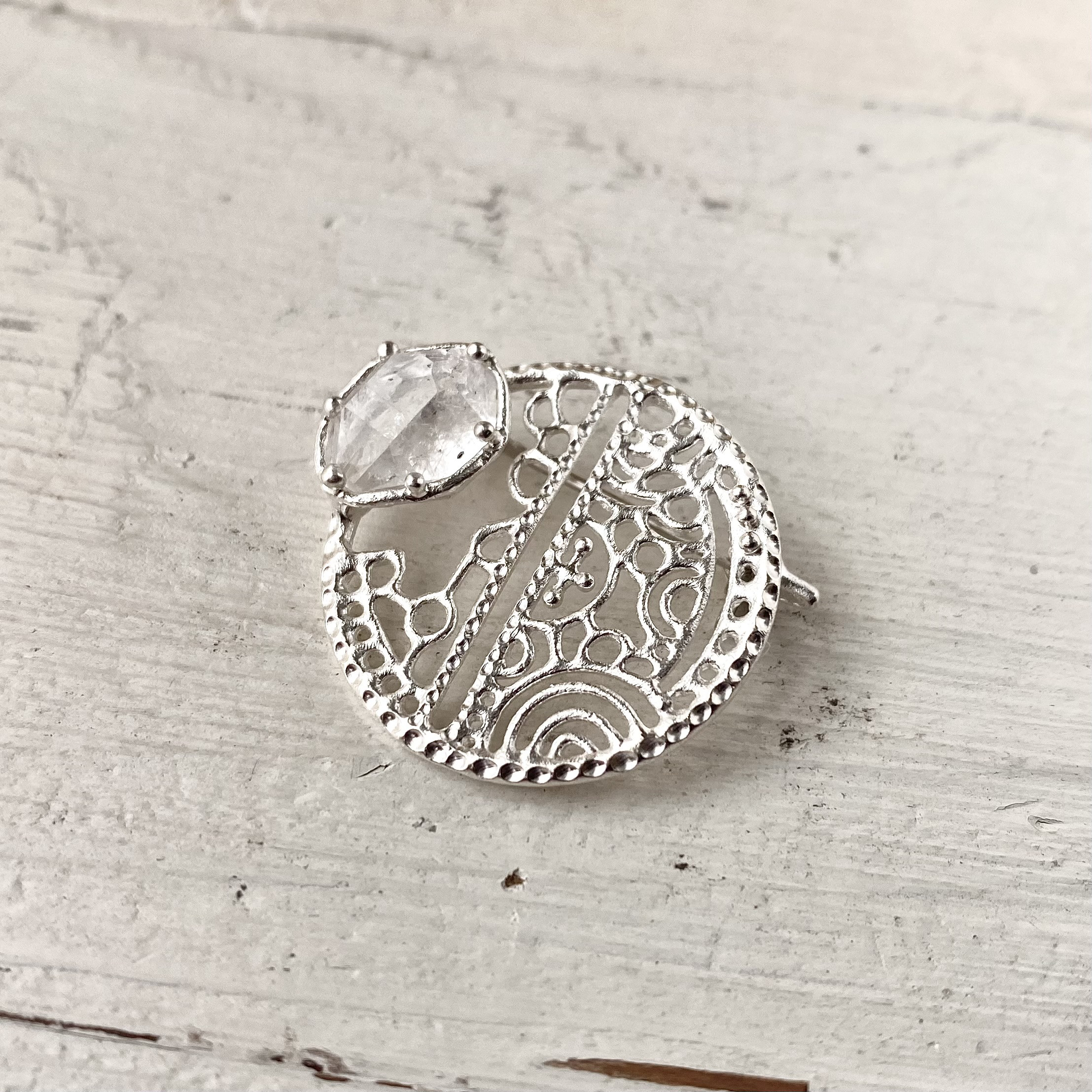 ハーキマーダイヤモンドのブローチ