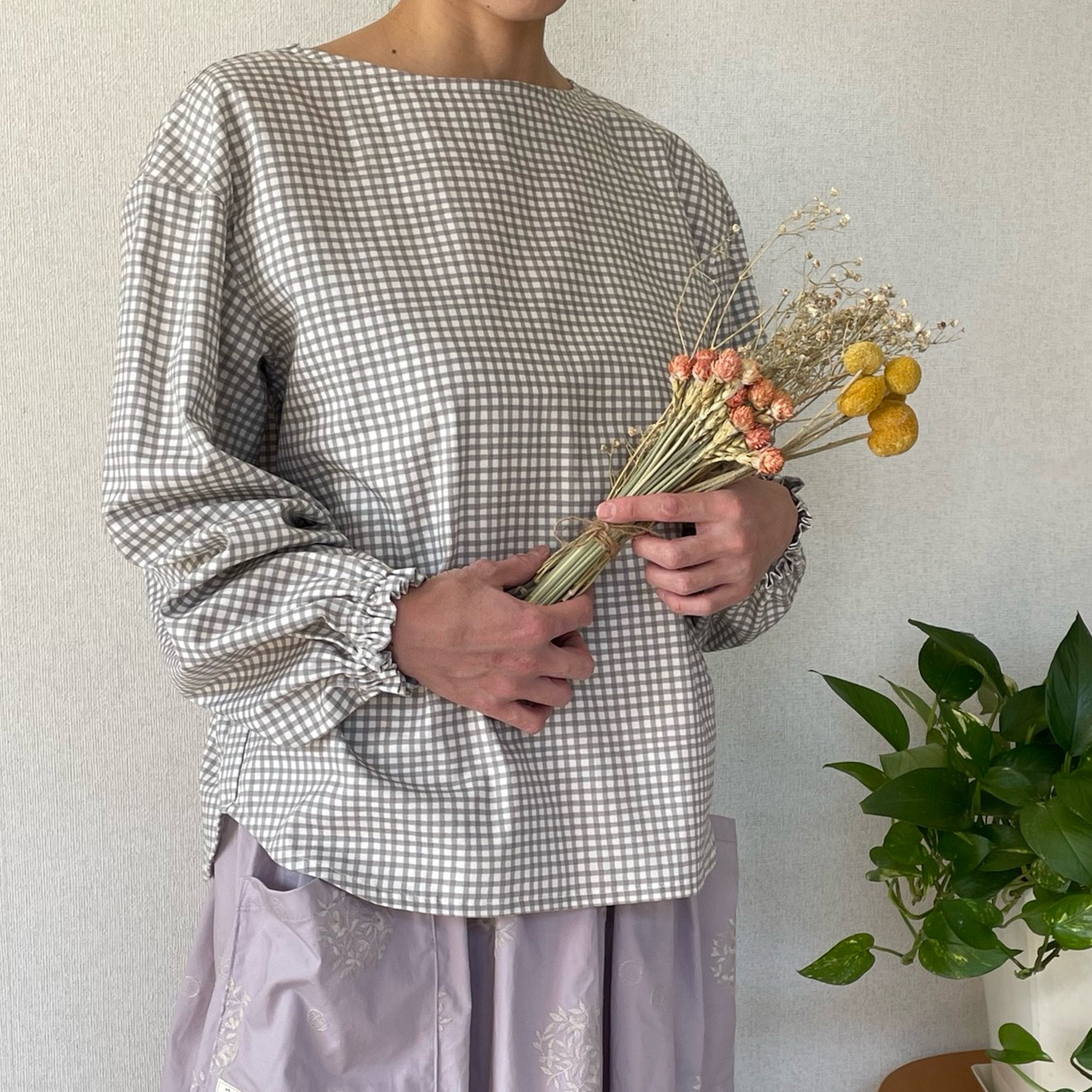 ふんわり袖のギンガムチェックブラウス