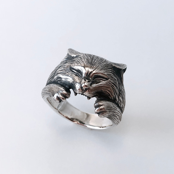 指に噛み付く猫の指輪 2枚目の画像