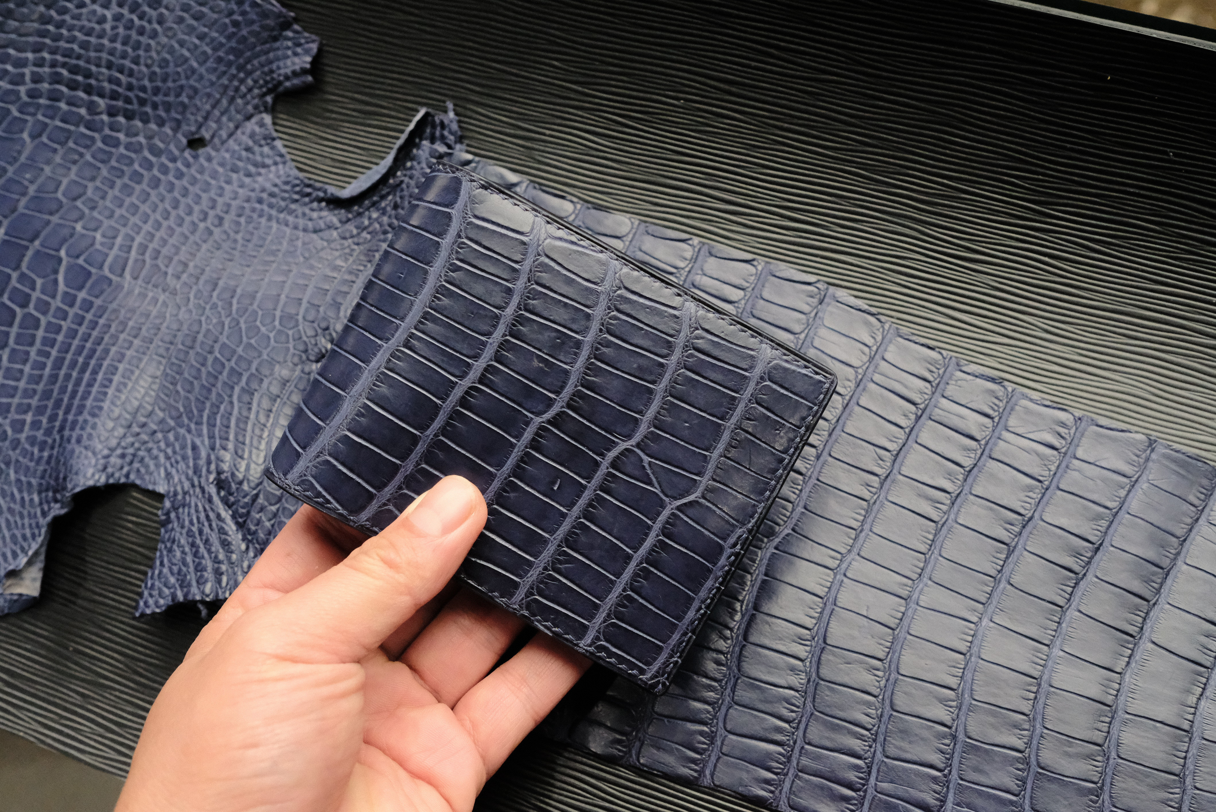 ワニ革使用２つ折り財布　手縫い商品