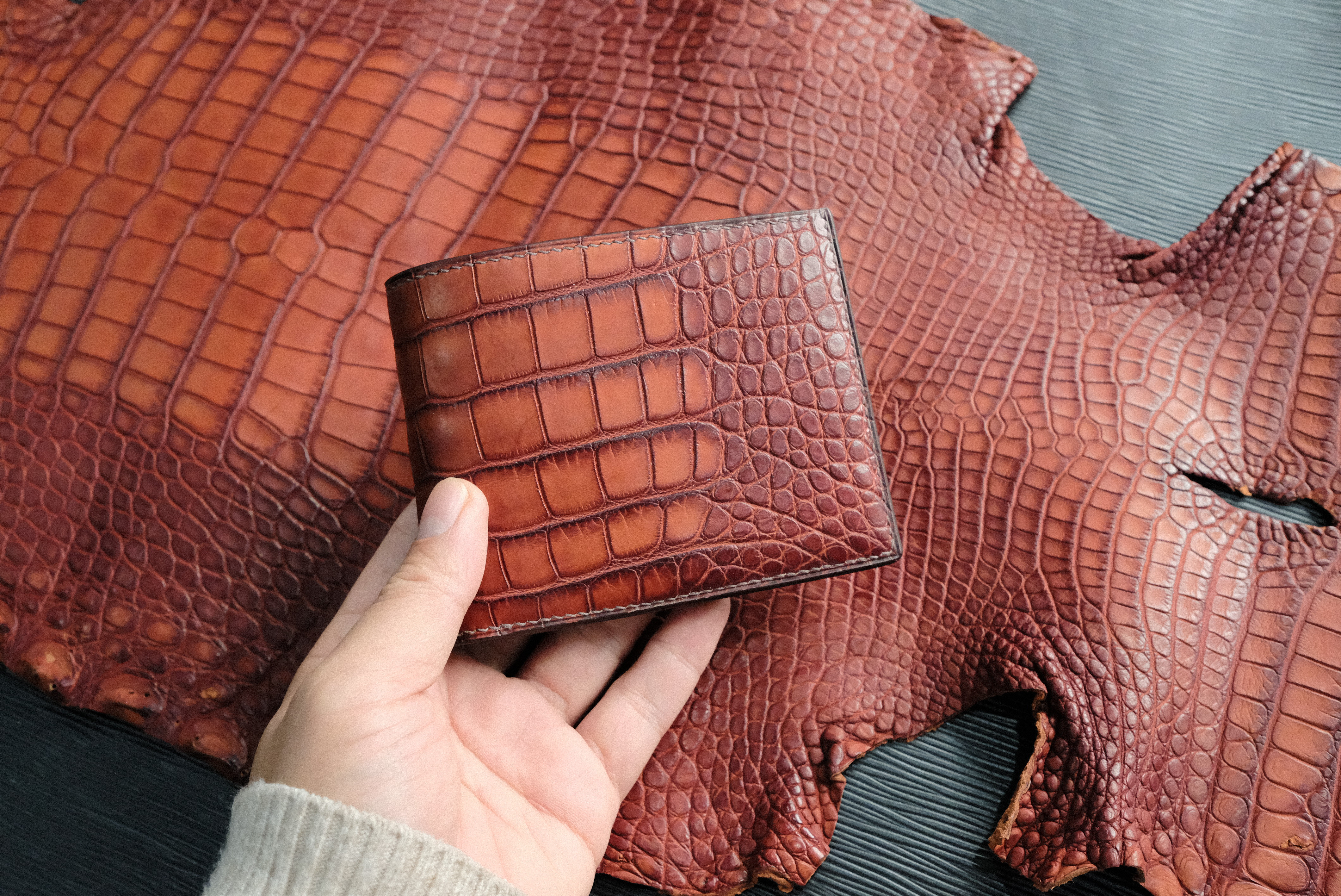 ワニ革使用２つ折り財布　手縫い商品