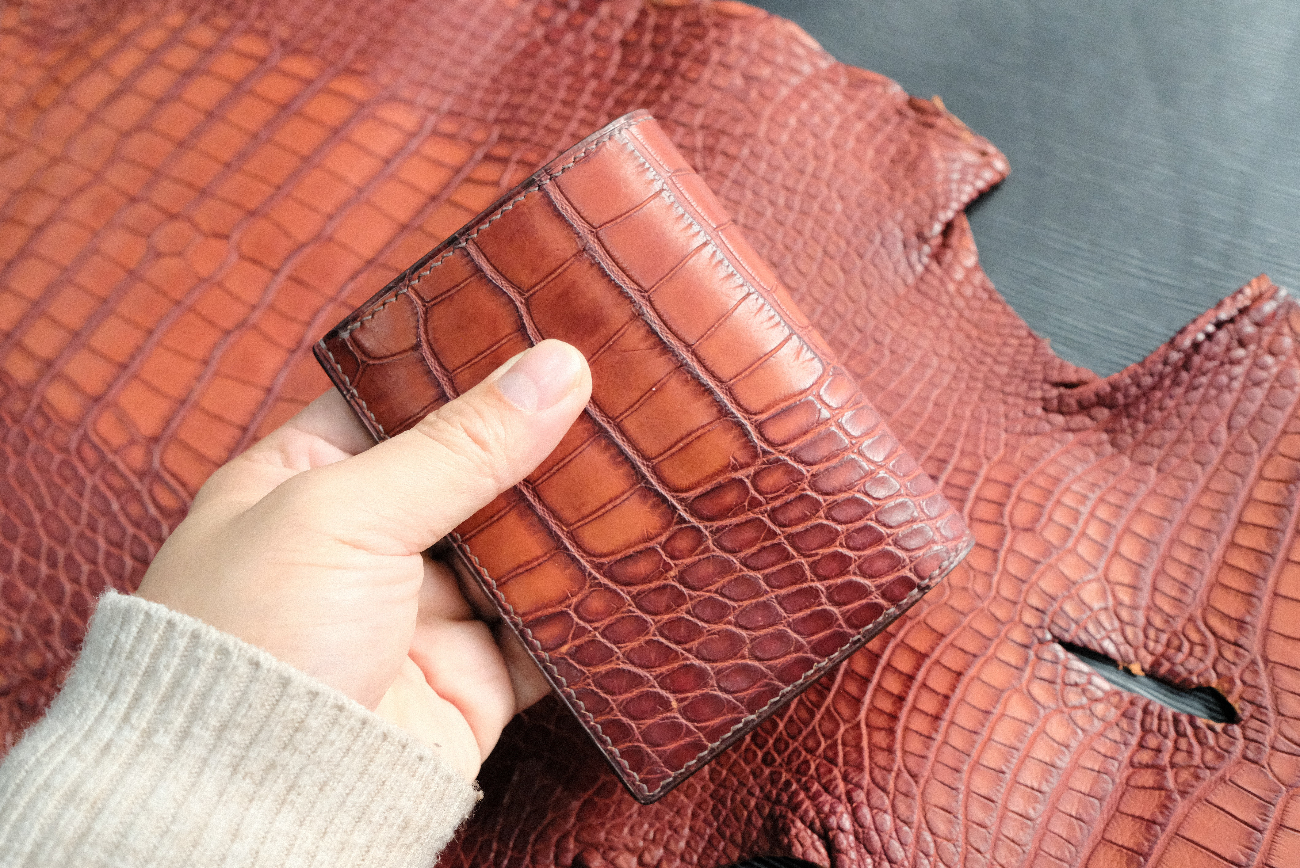 ワニ革使用２つ折り財布　手縫い商品