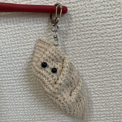 b9】かぎ針 編みぐるみ つぶらな目 ヒラヒラ 餃子 キーホルダー
