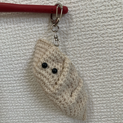 b9】かぎ針 編みぐるみ つぶらな目 ヒラヒラ 餃子 キーホルダー