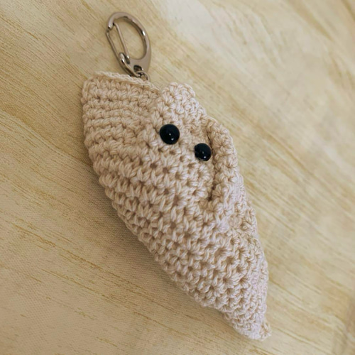 b9】かぎ針 編みぐるみ つぶらな目 ヒラヒラ 餃子 キーホルダー