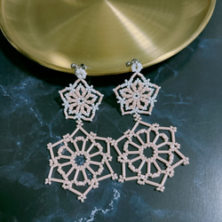 ビーズレーシングのピアス 2枚目の画像