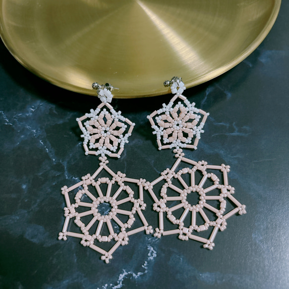 ビーズレーシングのピアス 2枚目の画像