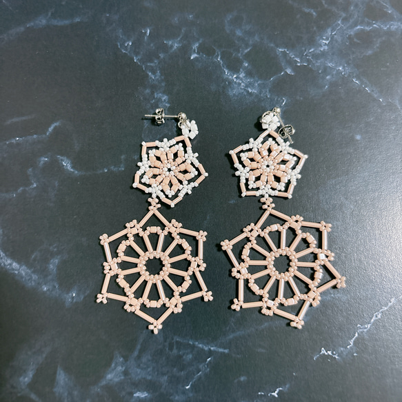 ビーズレーシングのピアス 1枚目の画像